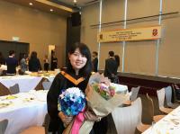 蔡毓芊小姐於書院第一屆畢業典禮後在多用途禮堂留影。